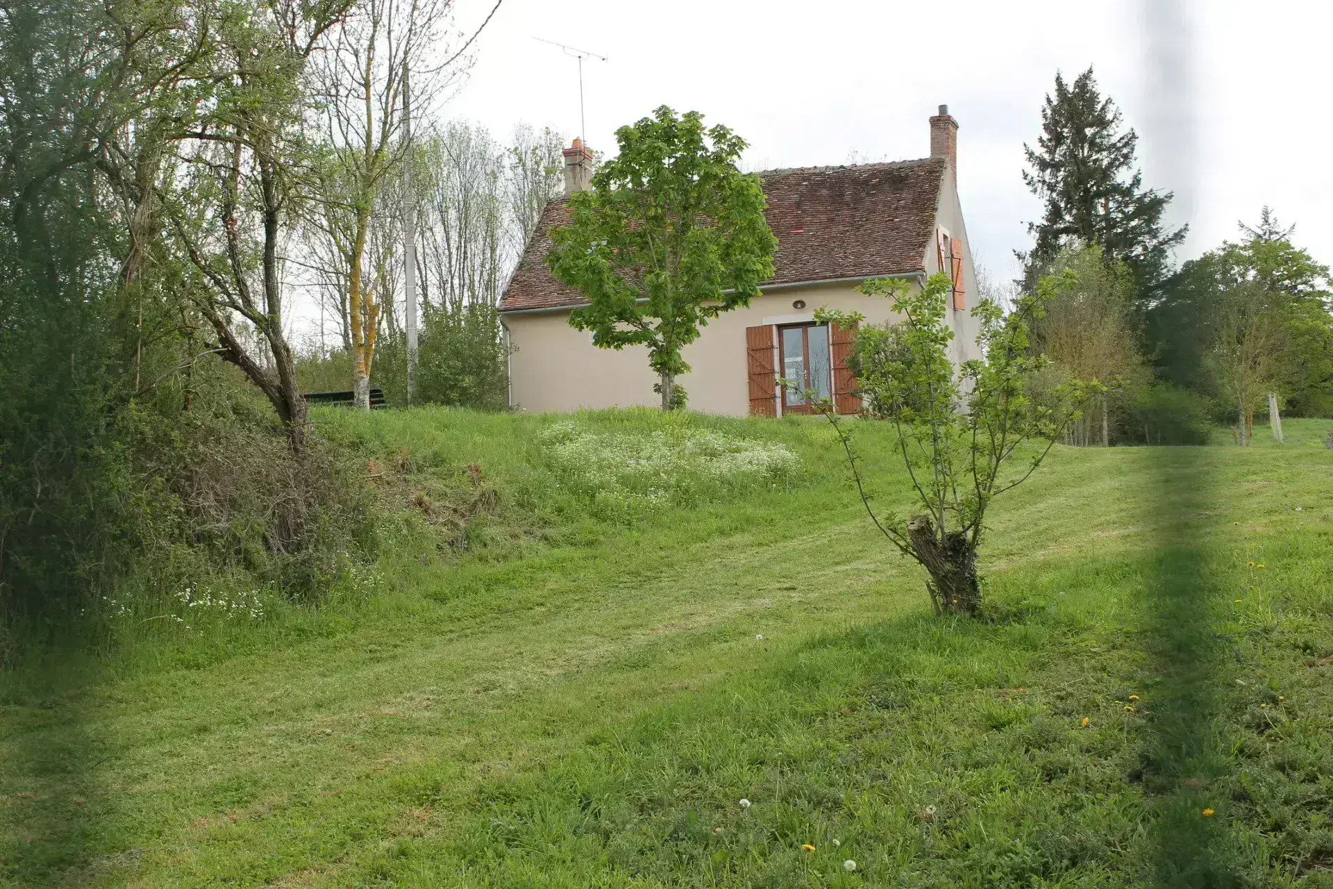 Saint Maur (18) - Fermette rénovée avec bungalow et grande grange sur 4,7 hectares. 