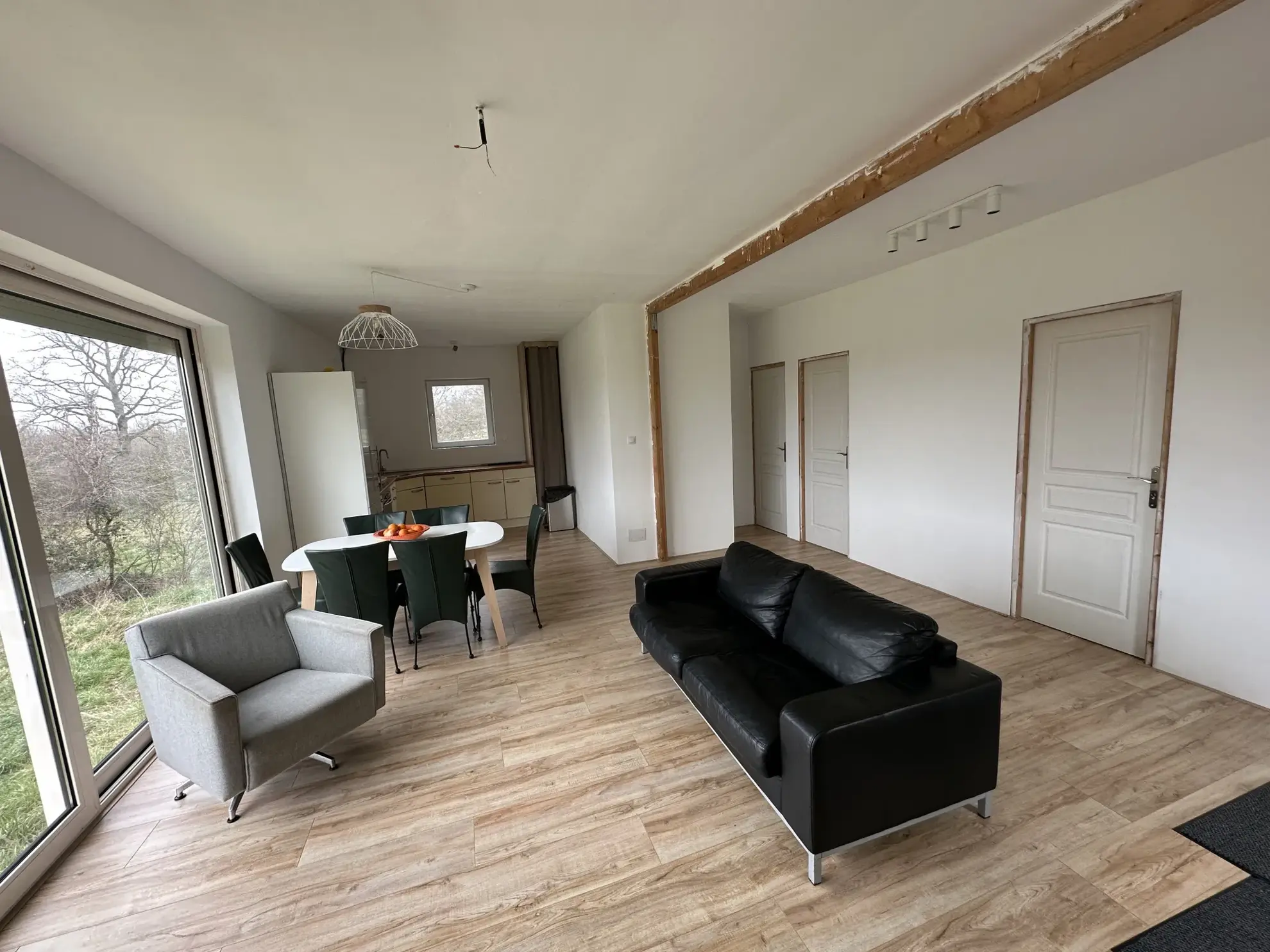 Saint Maur (18) - Fermette rénovée avec bungalow et grande grange sur 4,7 hectares. 