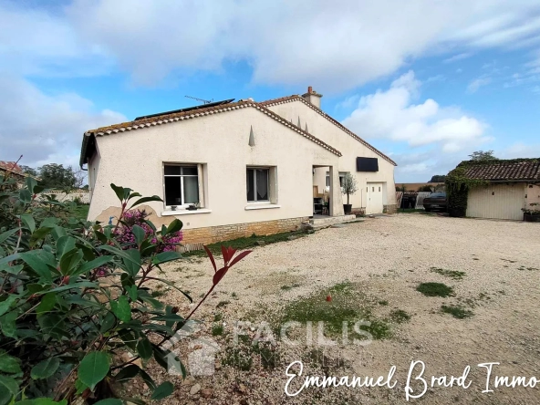 Ensemble immobilier proche de Lusignan avec maison et longère à rénover