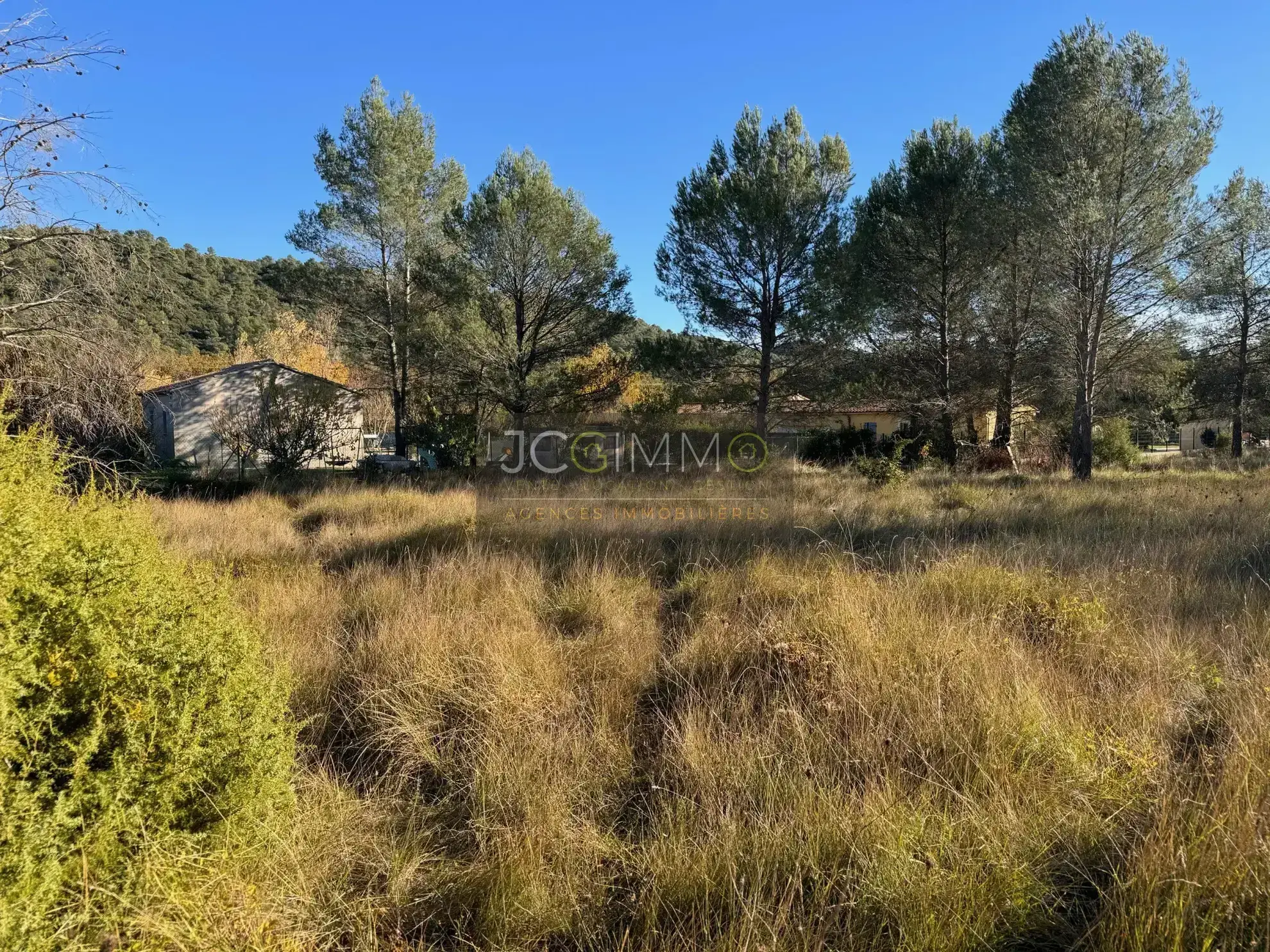 Terrain viabilisé de 1243m2 à Meounes les montrieux - Exposé sud 