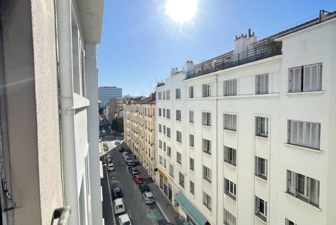 Appartement T2/3 à vendre à Marseille 13004 Quartier 5 avenues et cave. 