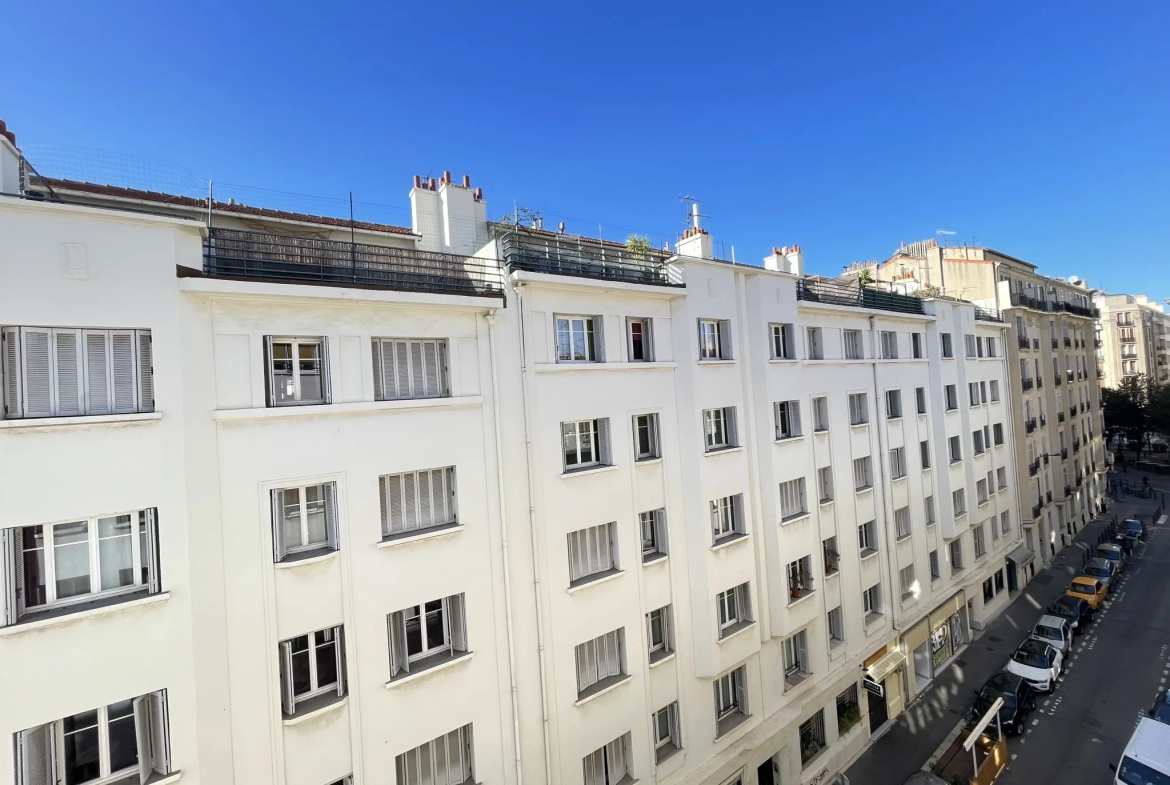 Appartement T2/3 à vendre à Marseille 13004 Quartier 5 avenues et cave. 