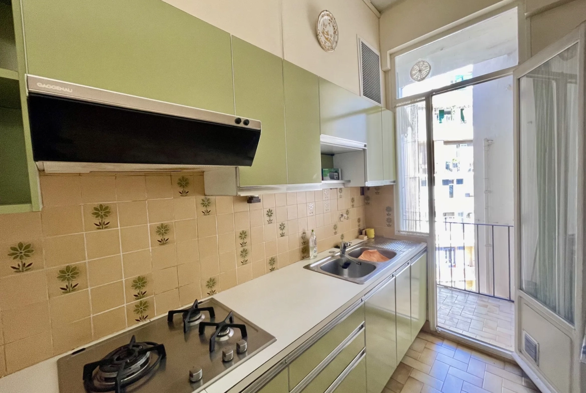 Appartement T2/3 à vendre à Marseille 13004 Quartier 5 avenues et cave. 