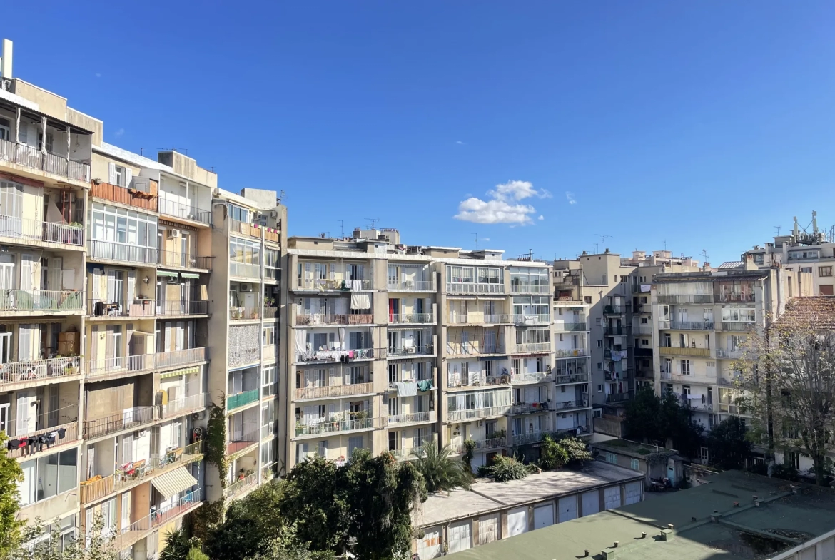 Appartement T2/3 à vendre à Marseille 13004 Quartier 5 avenues et cave. 