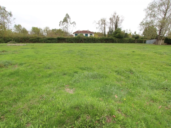 Terrain plat constructible de 1689 m² avec vue sur les Pyrénées à Asson 