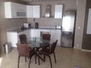 Appartement F2 à Roquebrune Sur Argens de 40 m2 avec piscine et vue dégagée sur le vignoble 
