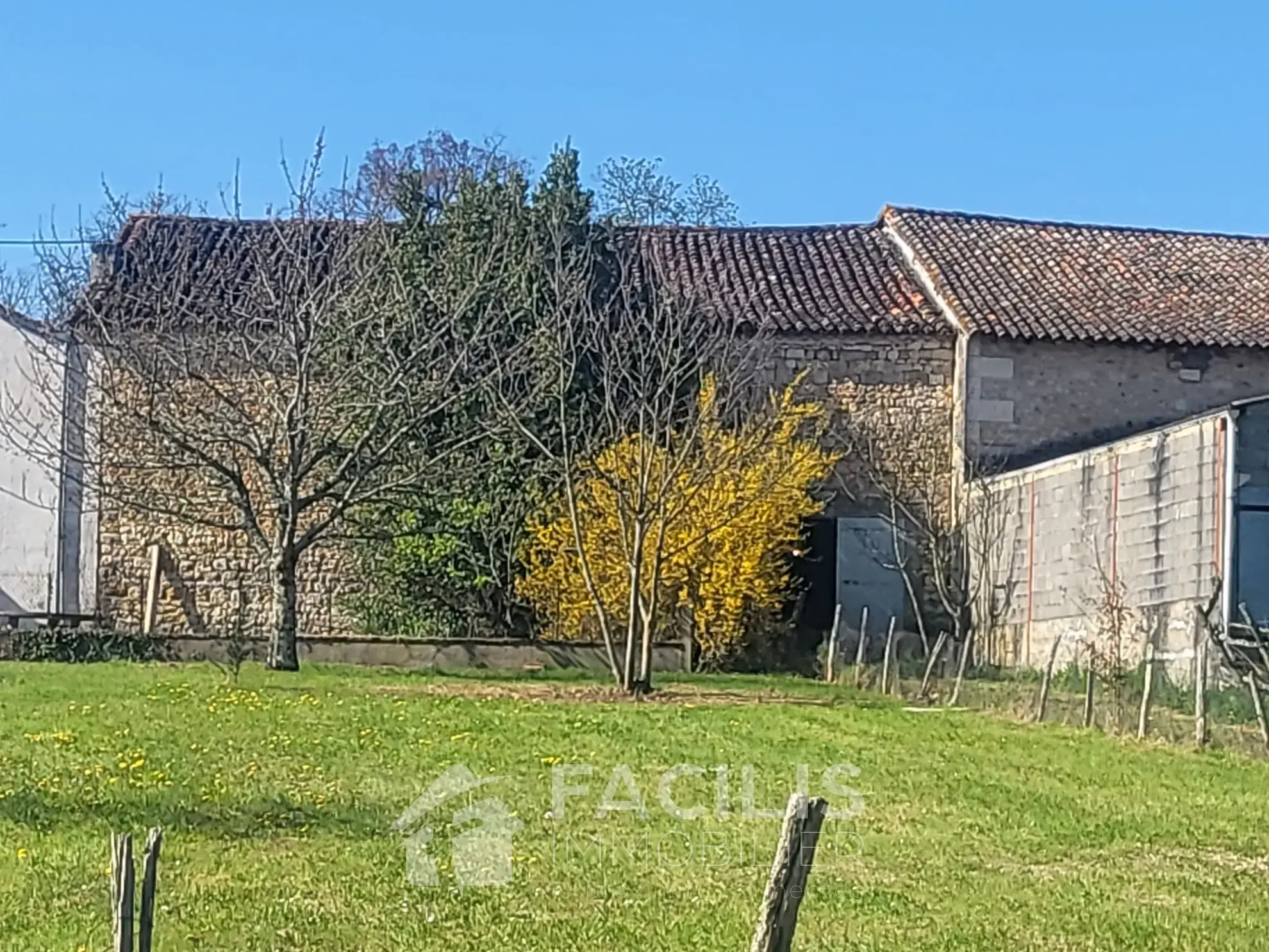 Charmante grange en pierre apparente avec maison d'habitation à Chazelles 