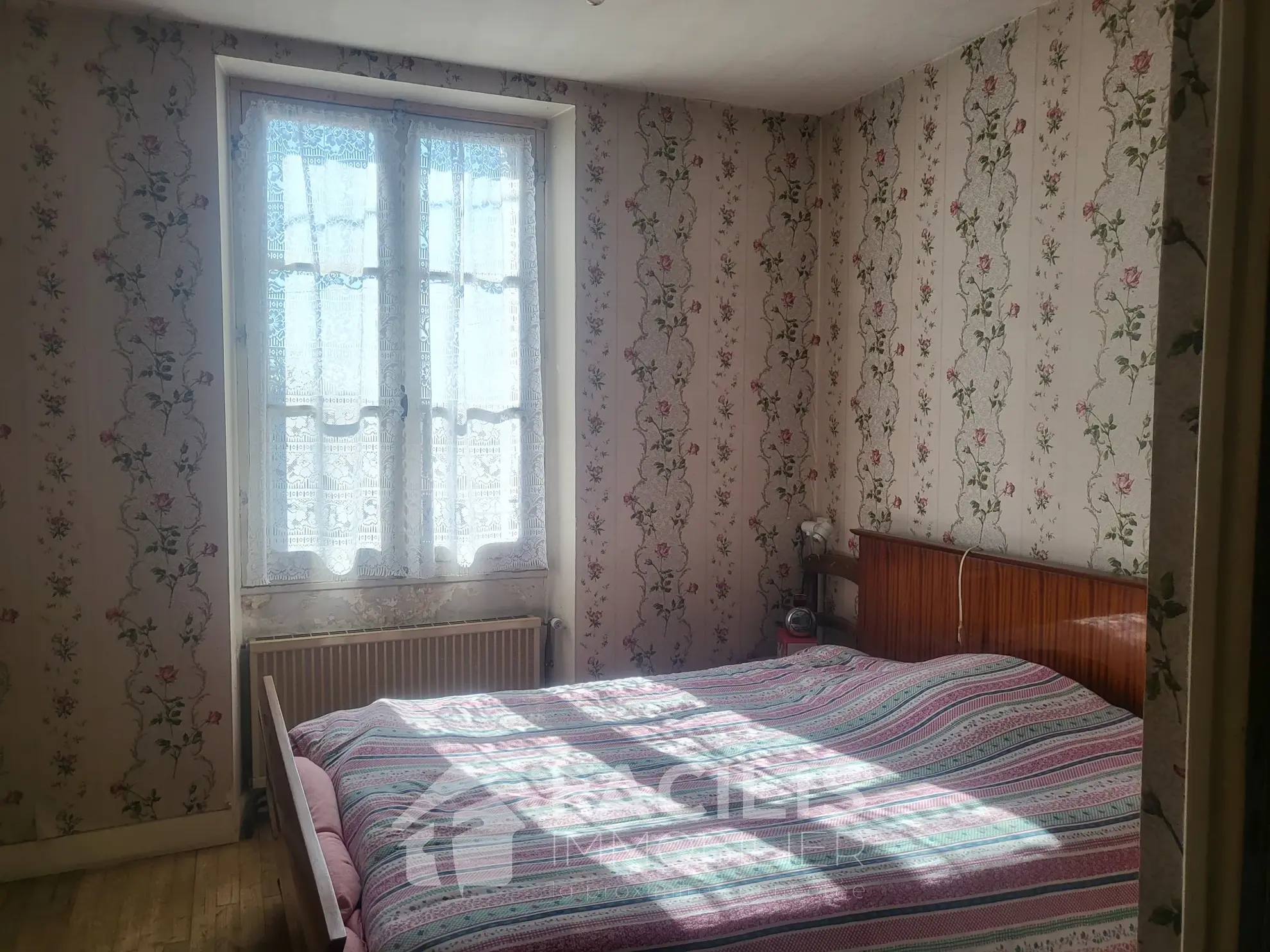 Charmante grange en pierre apparente avec maison d'habitation à Chazelles 