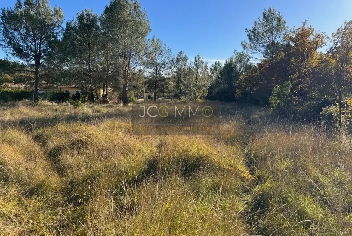 Terrain plat de 1243m2 à Méounes Les Montrieux 