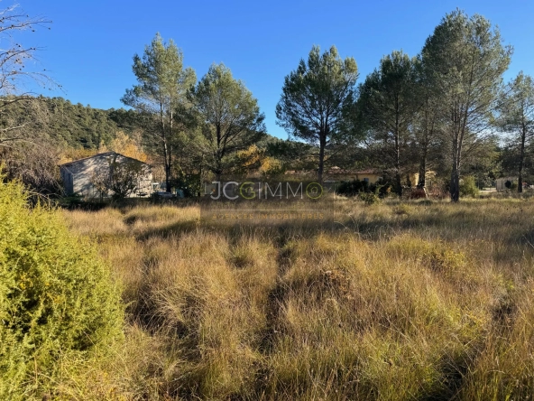 Terrain plat de 1243m2 à Méounes Les Montrieux