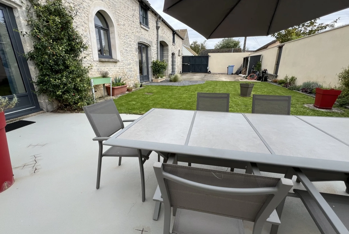 Longère rénovée de 242m2 avec jardin et garage à Gommerville 