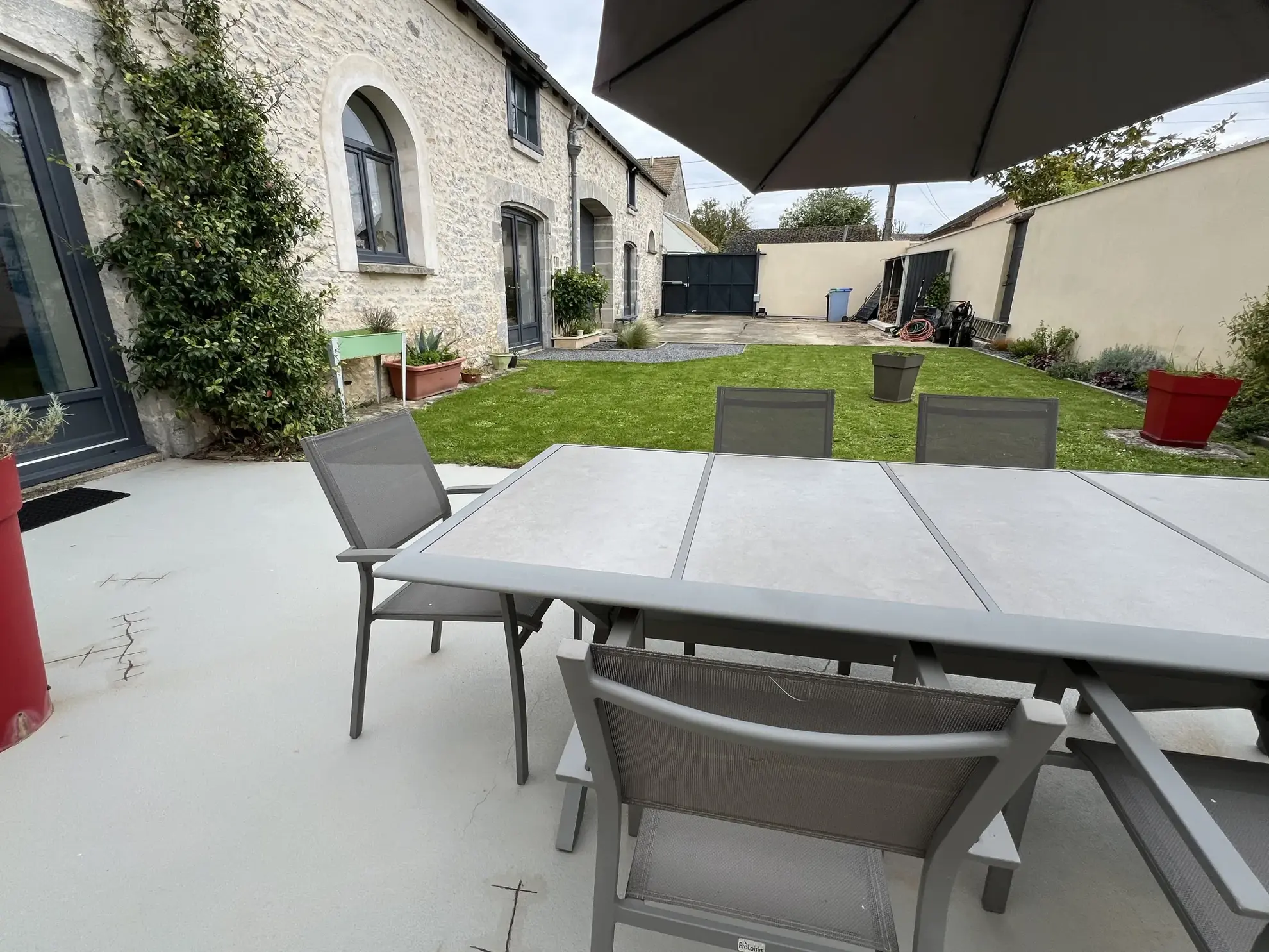 Longère rénovée de 242m2 avec jardin et garage à Gommerville 