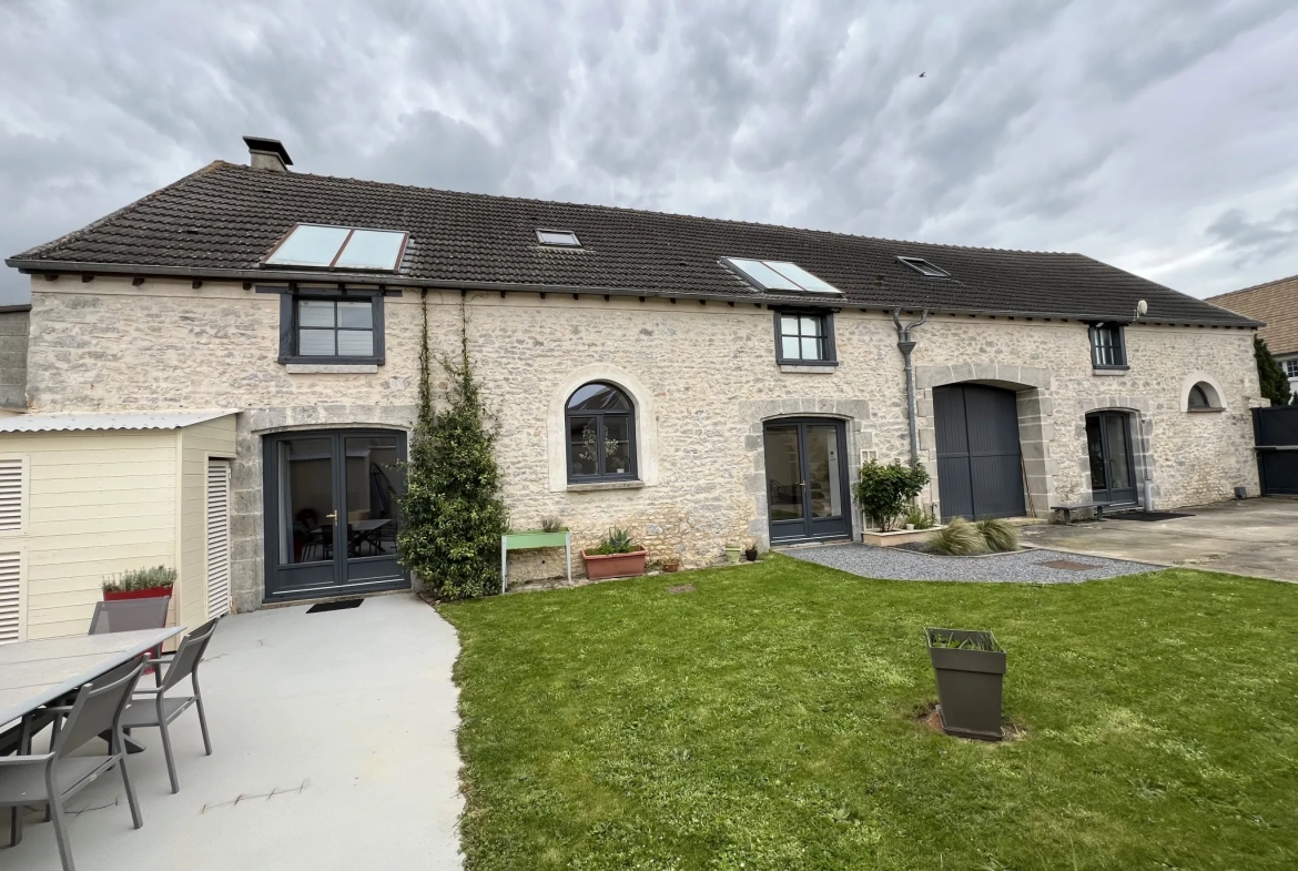 Longère rénovée de 242m2 avec jardin et garage à Gommerville 