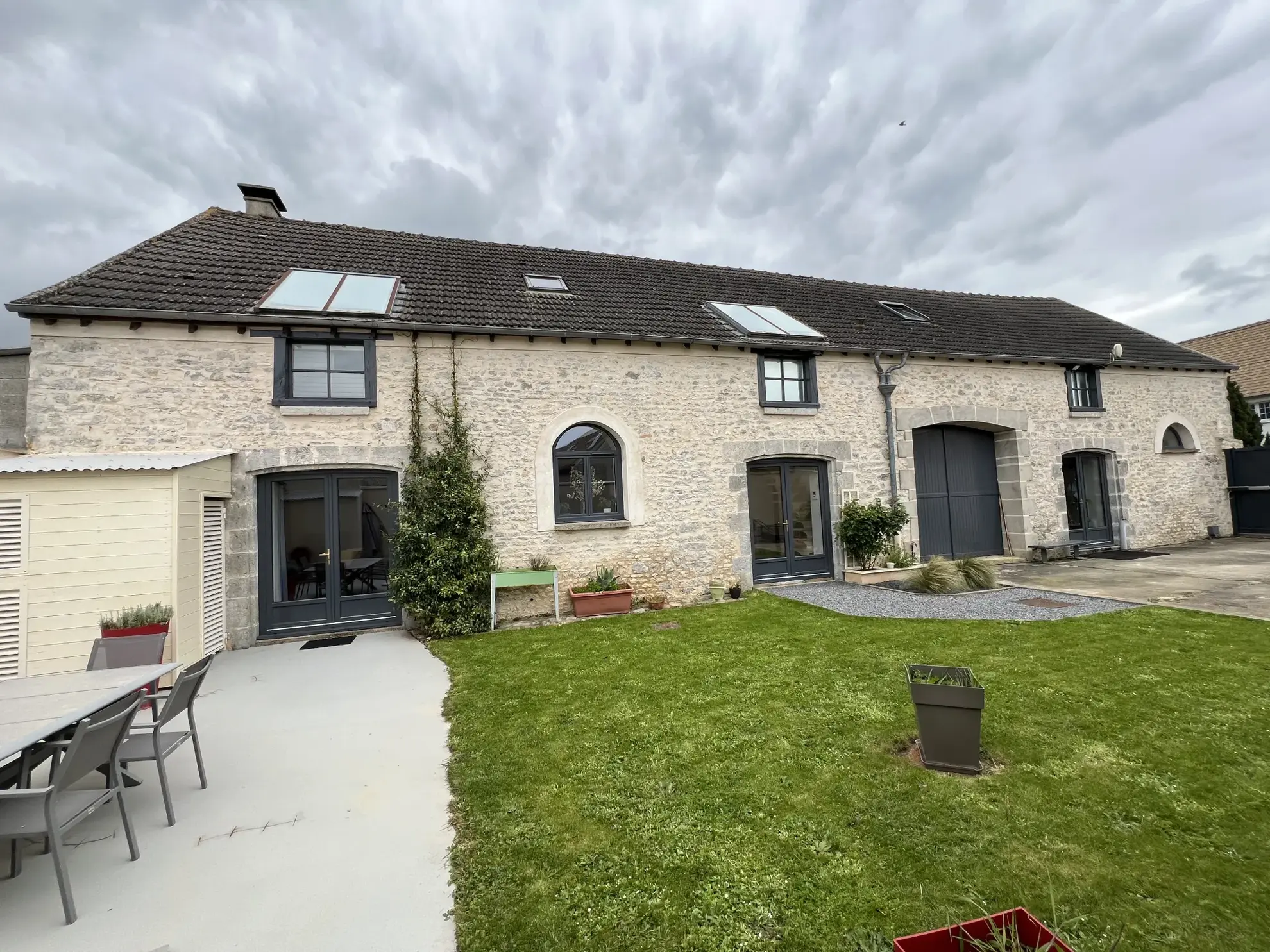 Longère rénovée de 242m2 avec jardin et garage à Gommerville 