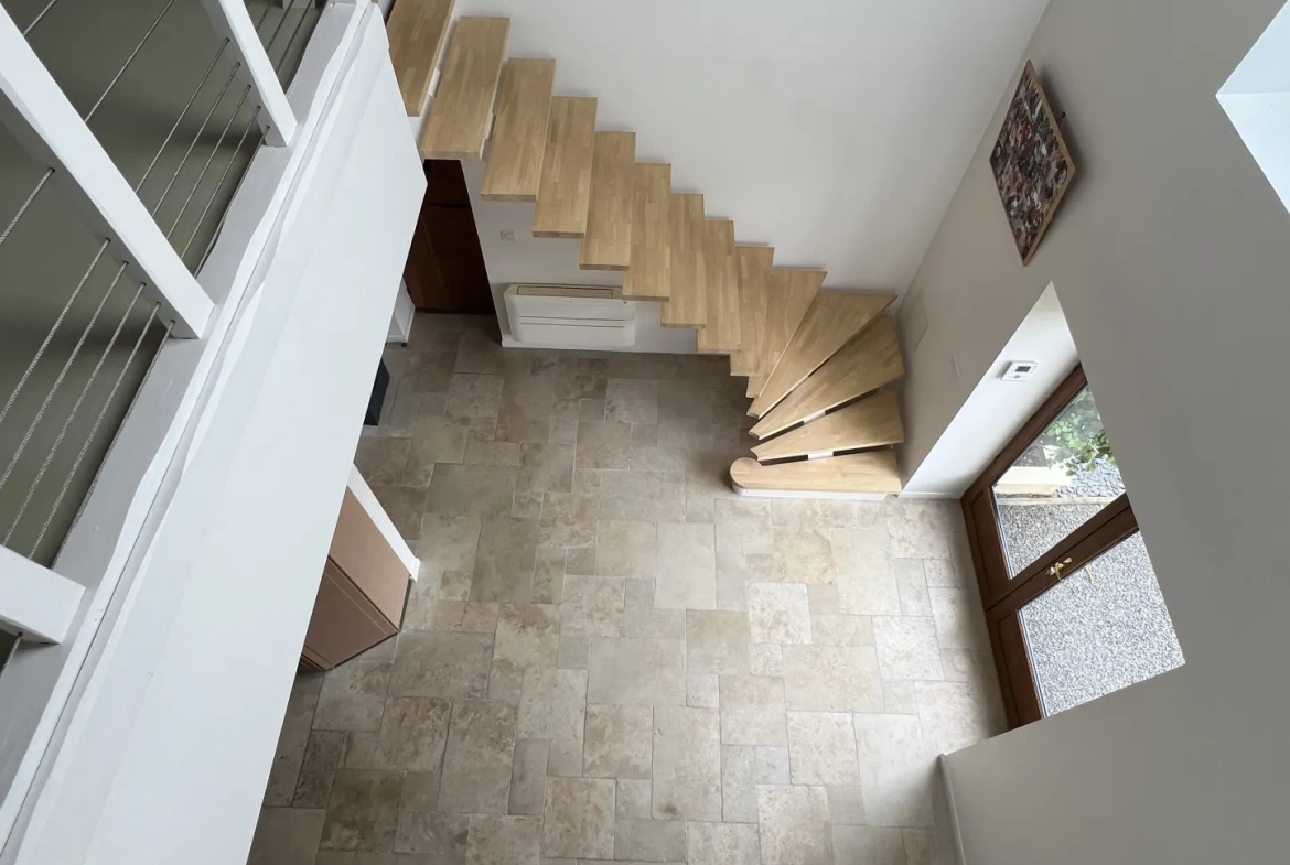 Longère rénovée de 242m2 avec jardin et garage à Gommerville 