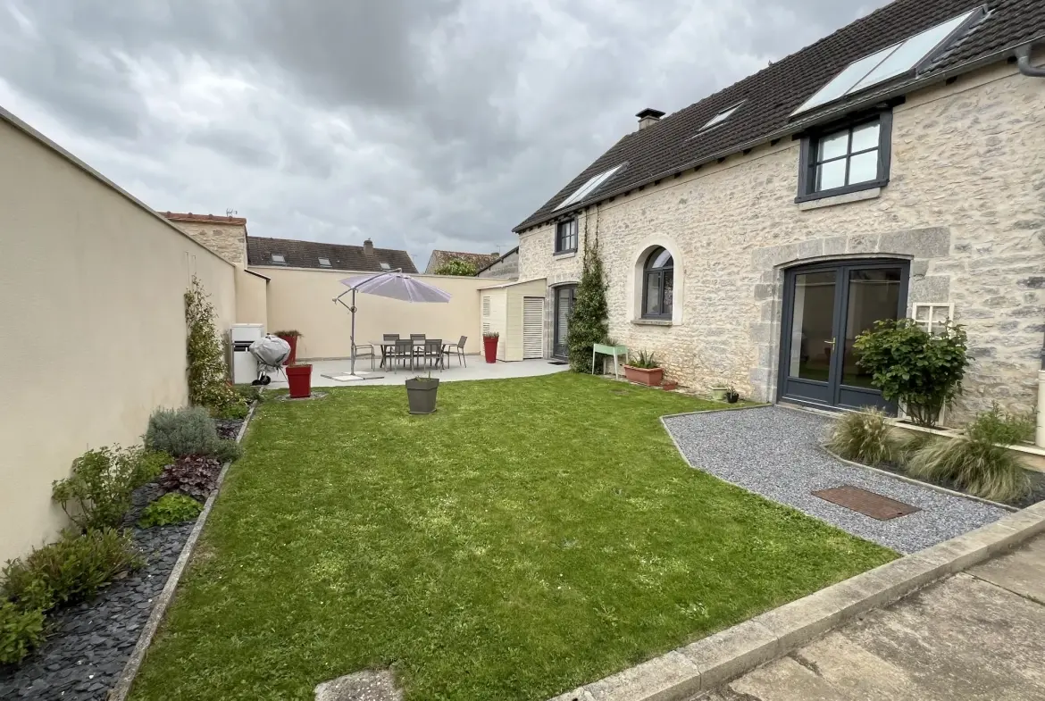 Longère rénovée de 242m2 avec jardin et garage à Gommerville 