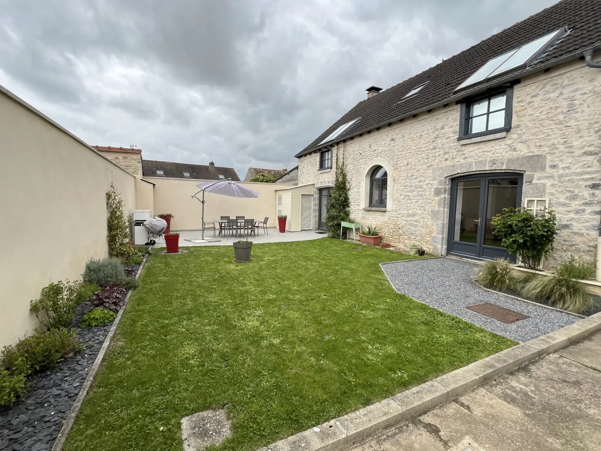 Longère rénovée de 242m2 avec jardin et garage à Gommerville 