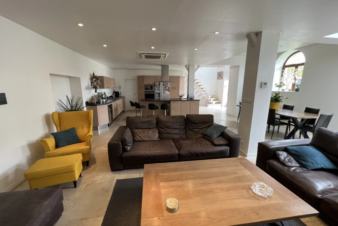 Longère rénovée de 242m2 avec jardin et garage à Gommerville 