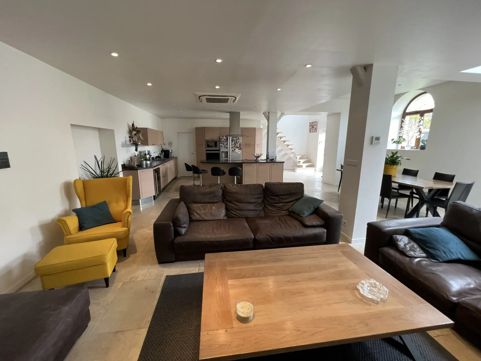 Longère rénovée de 242m2 avec jardin et garage à Gommerville 