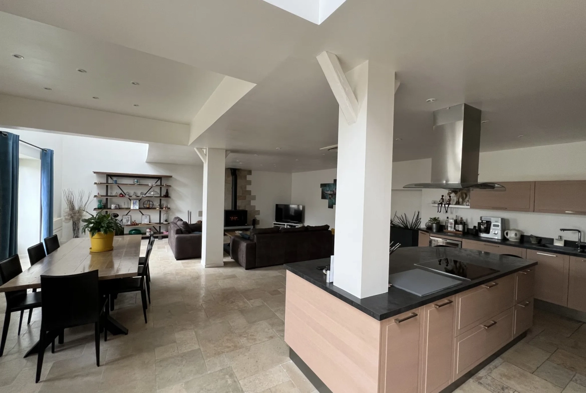 Longère rénovée de 242m2 avec jardin et garage à Gommerville 