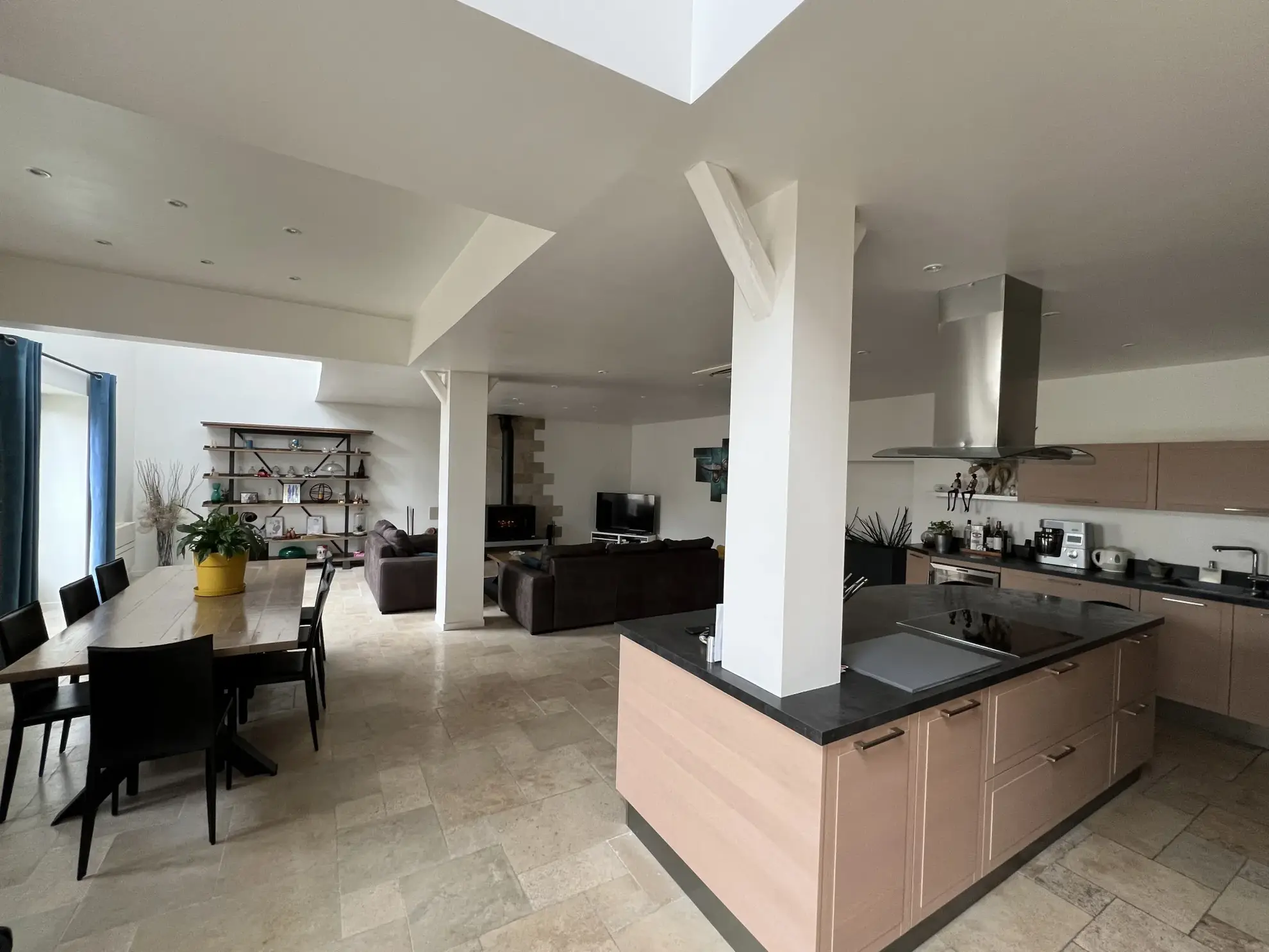 Longère rénovée de 242m2 avec jardin et garage à Gommerville 