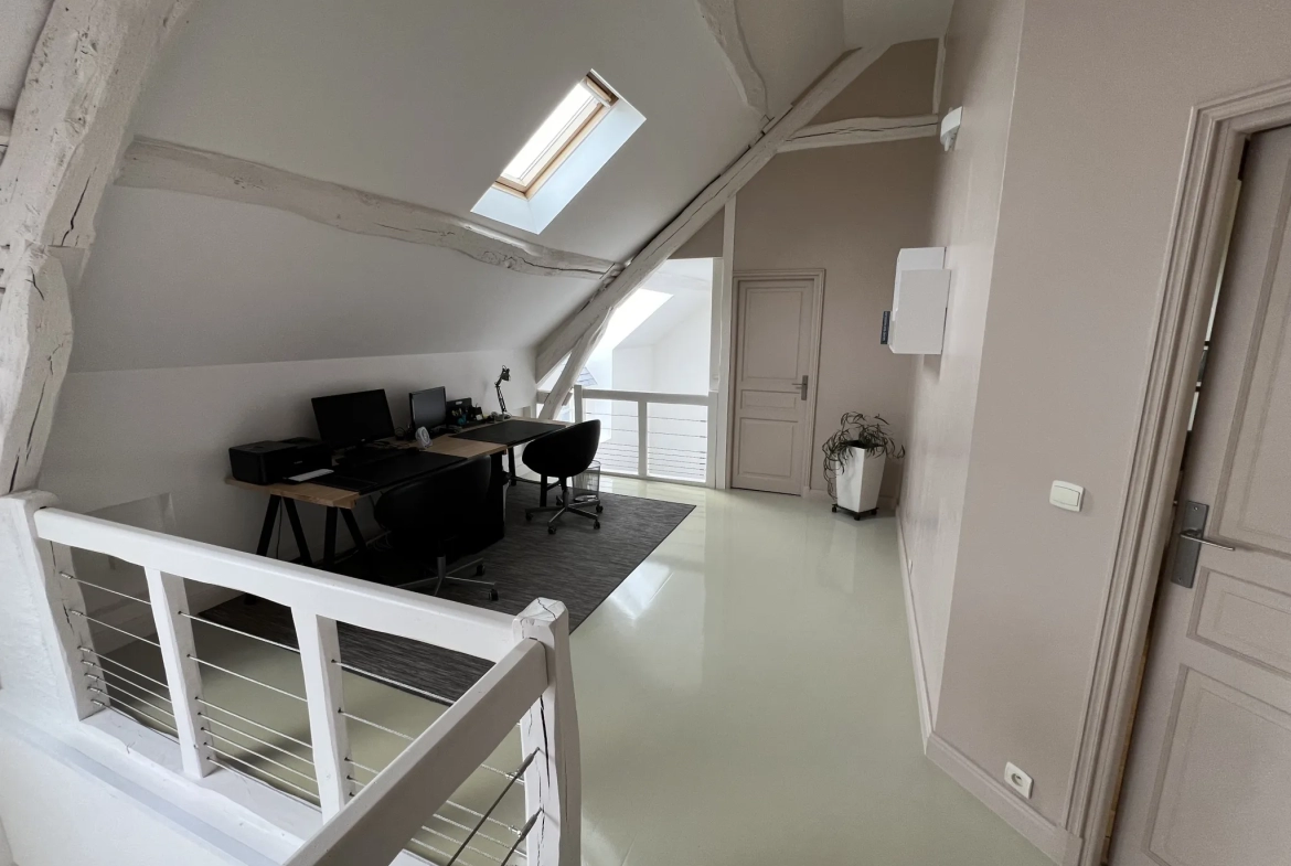 Longère rénovée de 242m2 avec jardin et garage à Gommerville 
