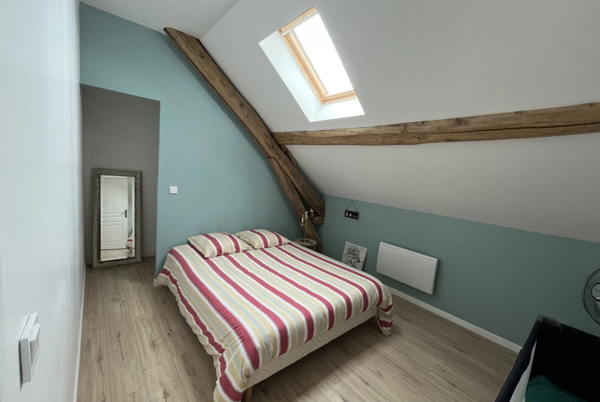 Longère rénovée de 242m2 avec jardin et garage à Gommerville 