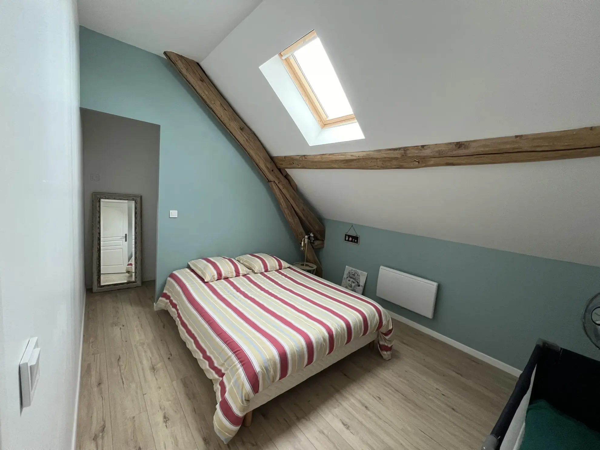 Longère rénovée de 242m2 avec jardin et garage à Gommerville 