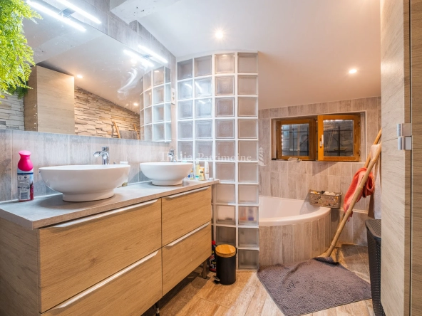 Immeuble d'habitation avec local commercial et appartement duplex à Cintegabelle 