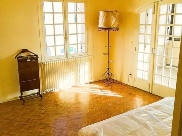 Belle Bâtisse avec 2 Appartements et Local Commercial à Aynac 