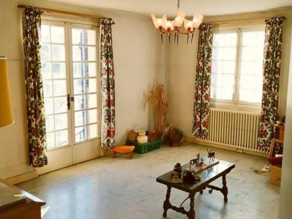 Belle Bâtisse avec 2 Appartements et Local Commercial à Aynac 