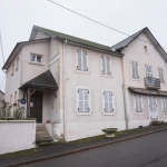 Ensemble Immobilier avec Hôtel, Grange, Garages et Appartement à Luzy