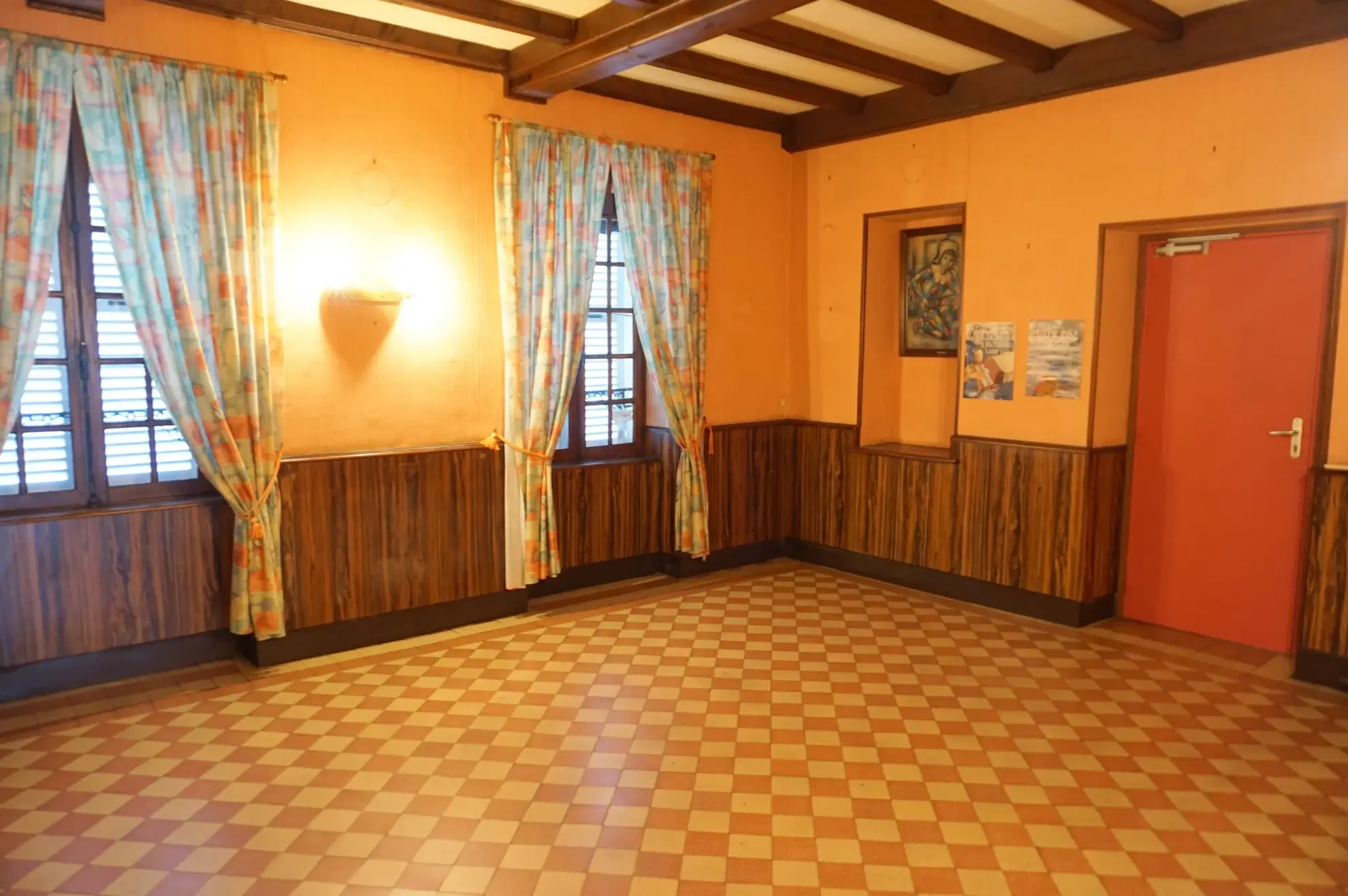 Ensemble Immobilier avec Hôtel, Grange, Garages et Appartement à Luzy 