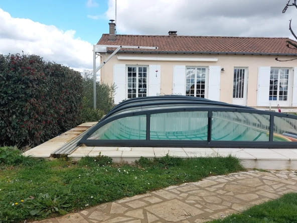 Pavillon individuel à Sciecq avec piscine et jardin spacieux