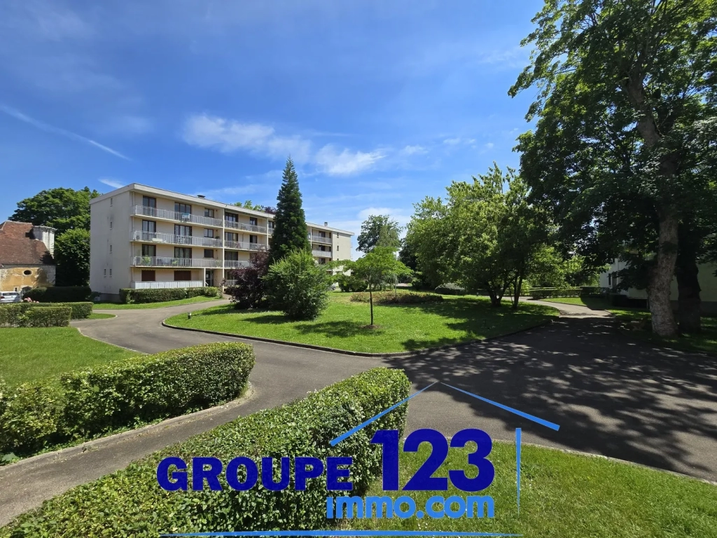 Appartement spacieux avec balcon et parking à Auxerre