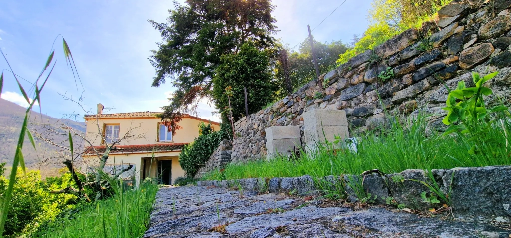 Ensemble Maison T4 avec Jardin et Immeuble de 6 Studios à Rénover