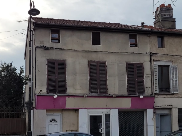 Immeuble avec local commercial et appartement loué à WASSY 