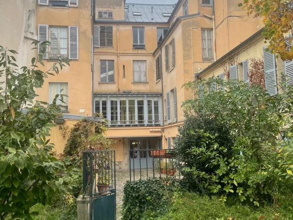 Investment Opportunity: Charming Studio Apartment in Saint-Louis Neighborhood, Versailles 