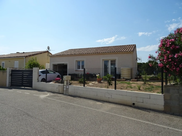Villa de plain-pied avec garage et dépendance à Puicheric