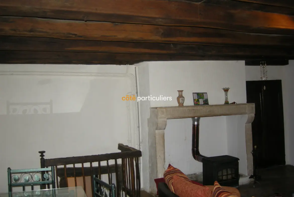 Maison de campagne T3 sur 1 600 m2 de terrain à Meillant 