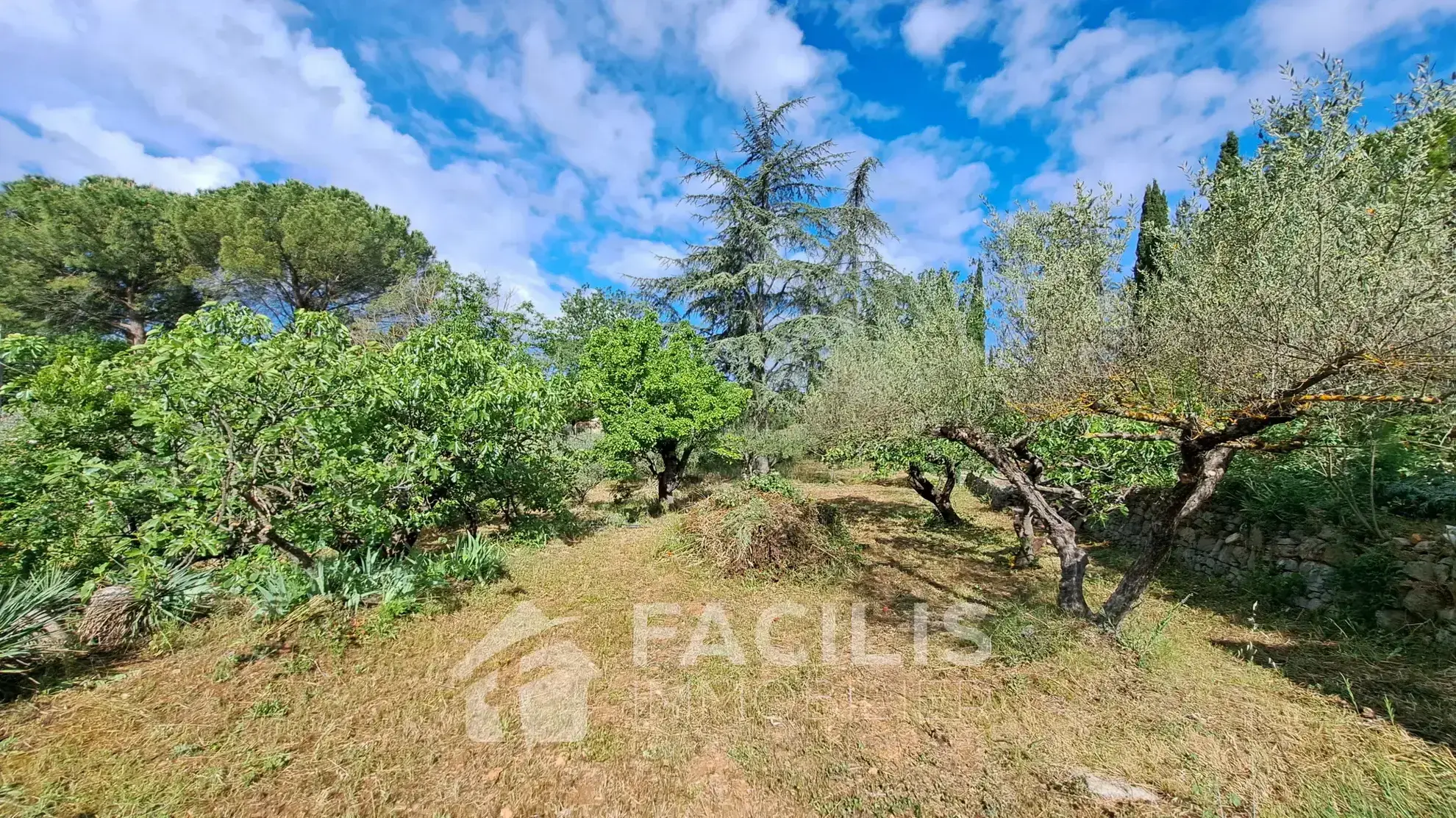 Terrain à bâtir de 855m2 à Lorgues 