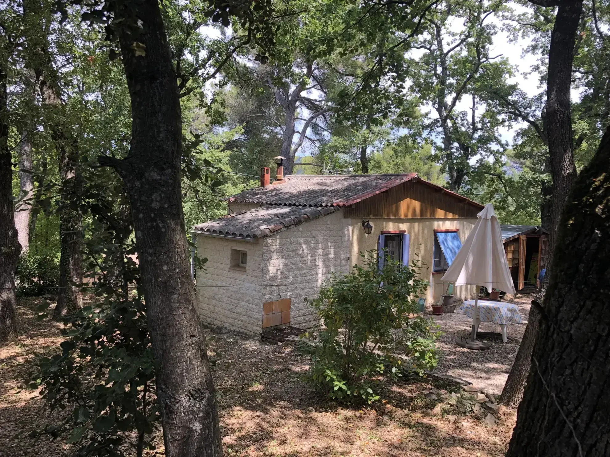 Cabanon à rénover sur terrain clos à Faucon 