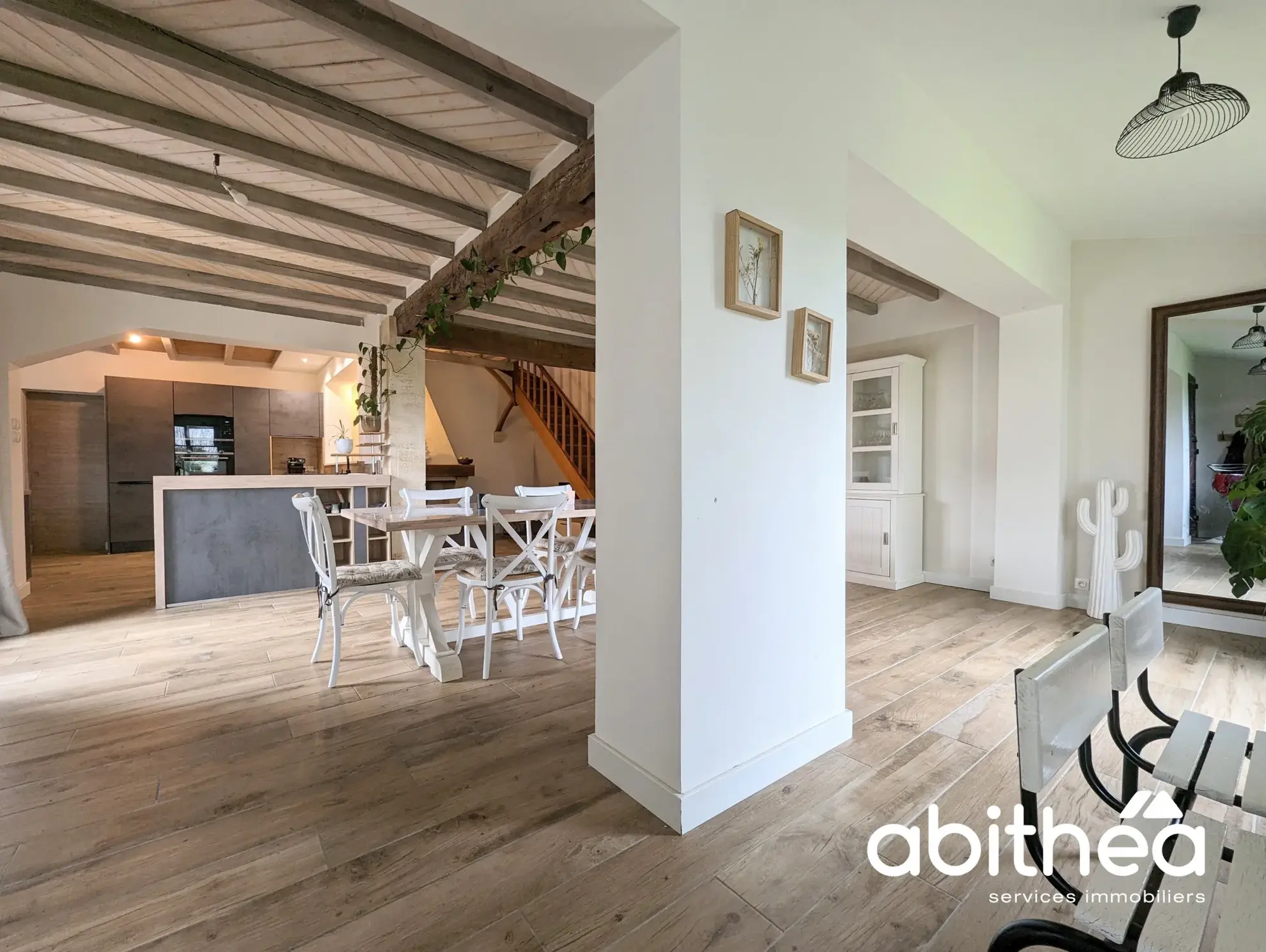 Maison individuelle avec du cachet, au calme avec grand garage et piscine ! 