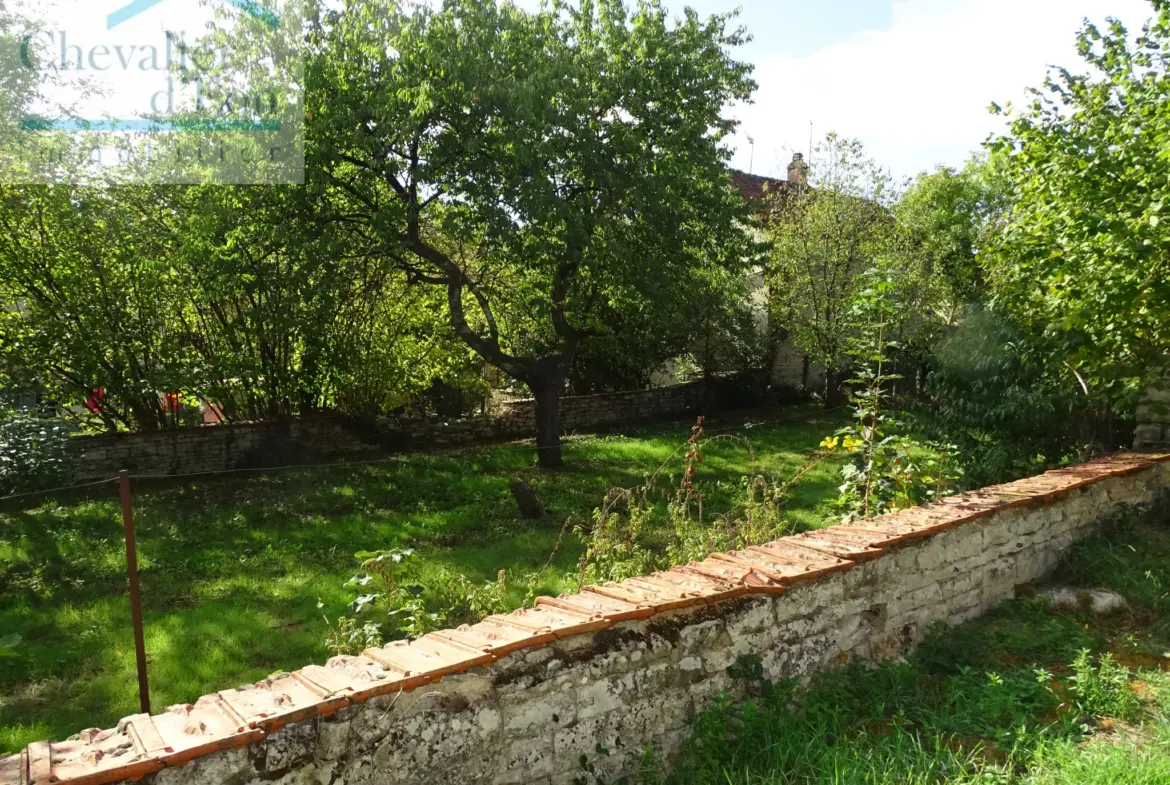 Maison de Village à LEZINNES avec jardin et hangar 