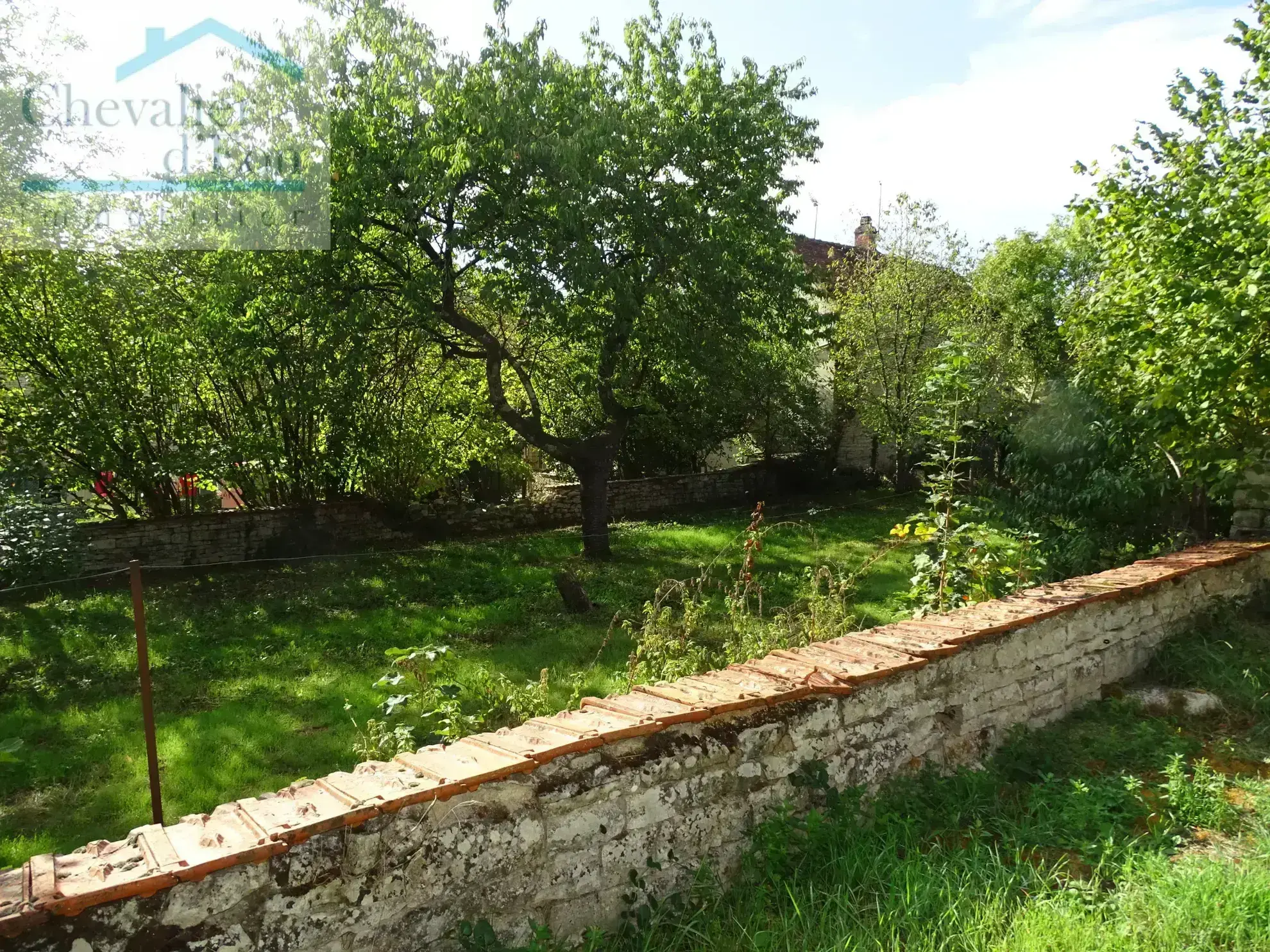 Maison de Village à LEZINNES avec jardin et hangar 