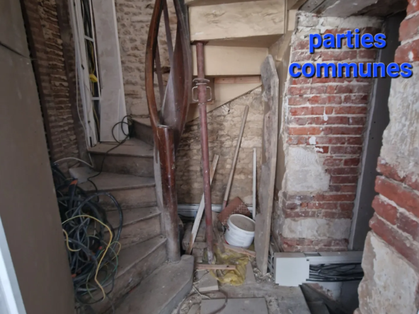 Immeuble à Trun avec Local Commercial et Appartements à Rénover 