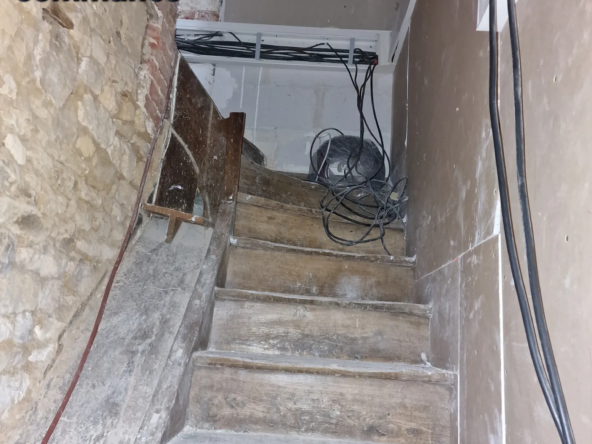 Immeuble à Trun avec Local Commercial et Appartements à Rénover 