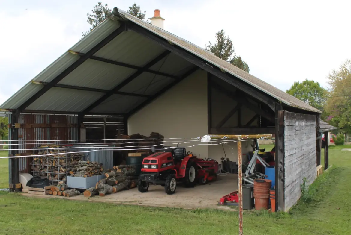 Maison spacieuse de 3 chambres avec jardin et garage à Chateaumeillant 