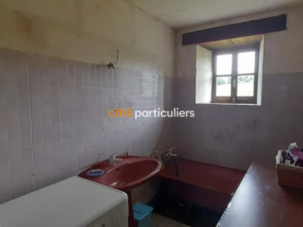 Maison de pays à Laguenne : charme et potentiel de rénovation 