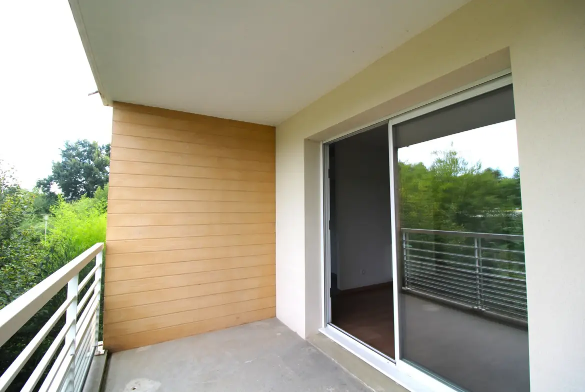 Bel Appartement Type 3 avec Terrasse et Garage Fermé à AVRILLE 